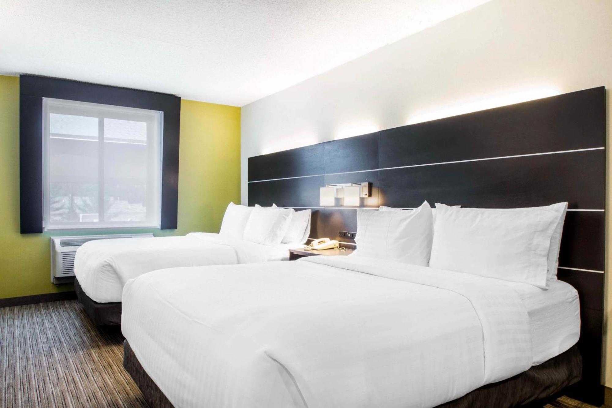 Standard Queen Room with Two Queen Beds and Tub - Mobility/Communications Accessible