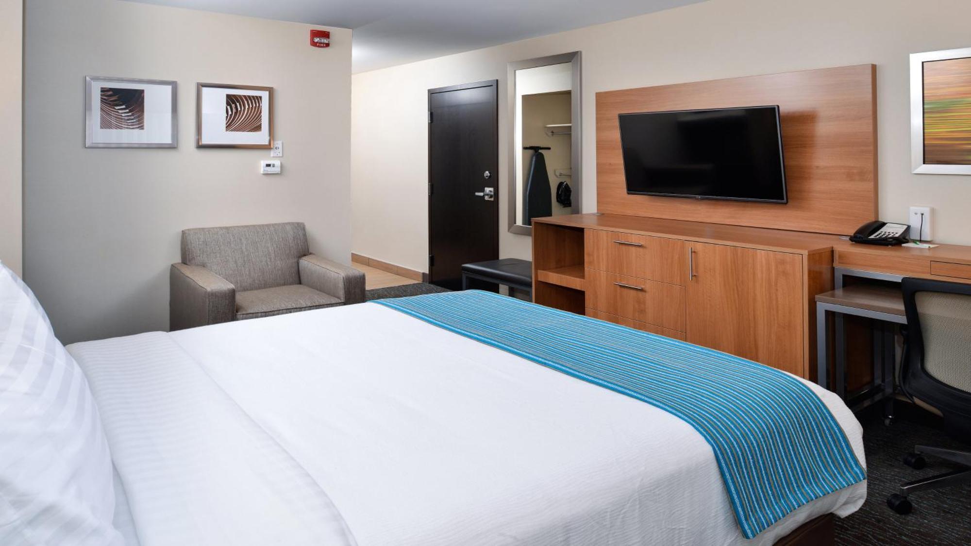 Standard Queen Room with Communications Accessible Roll-In Shower