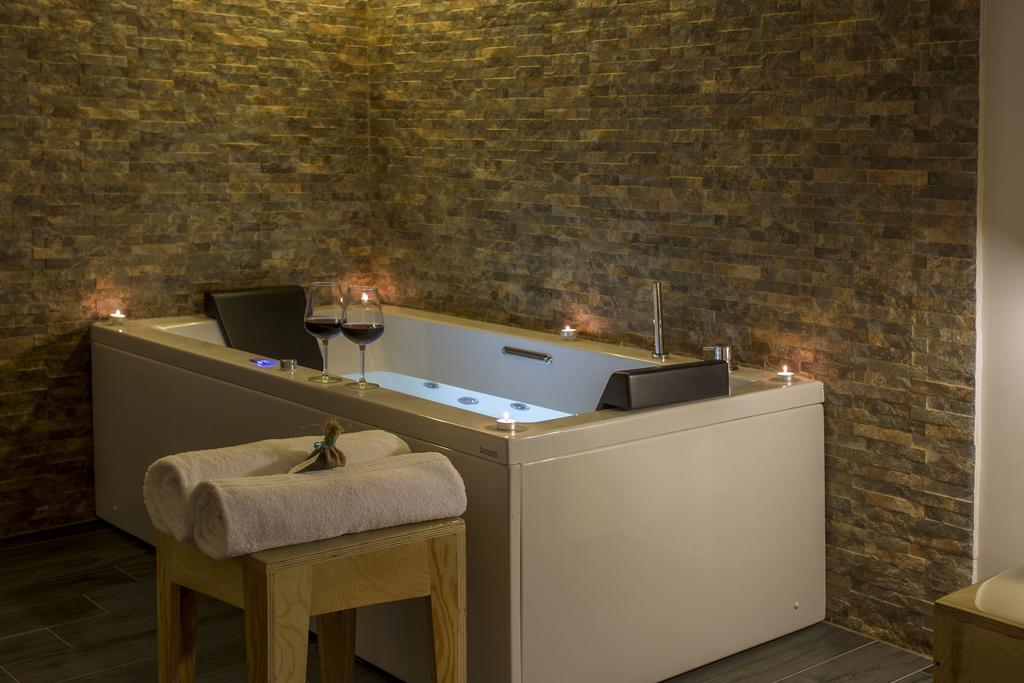 Deluxe Double Room Bath