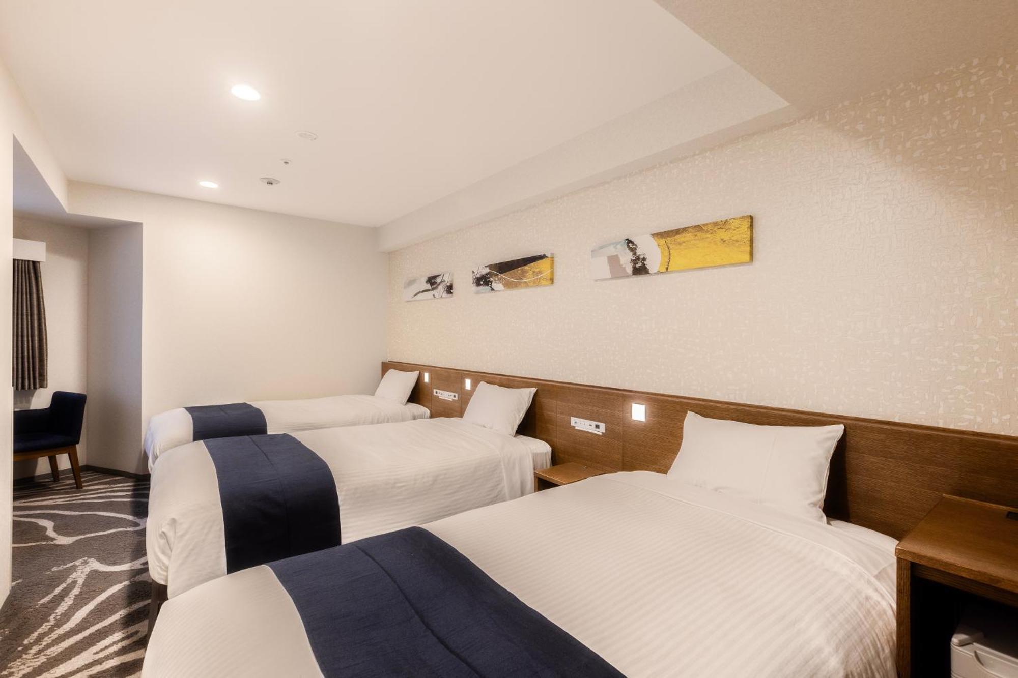 Triple Non smoking Renewal Floor Lounge Access