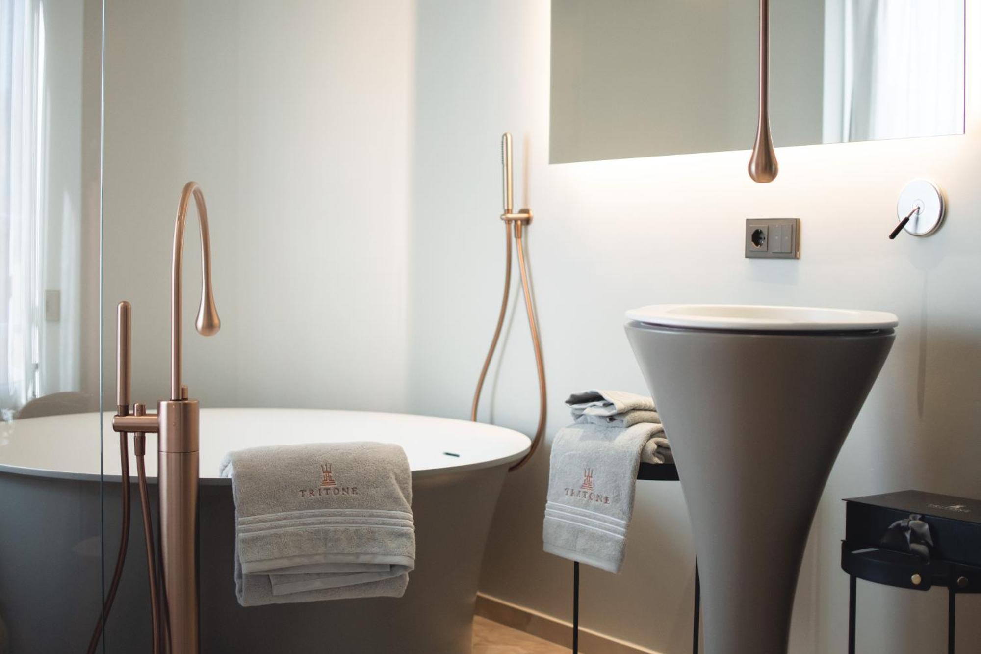 Deluxe Double Room Bath