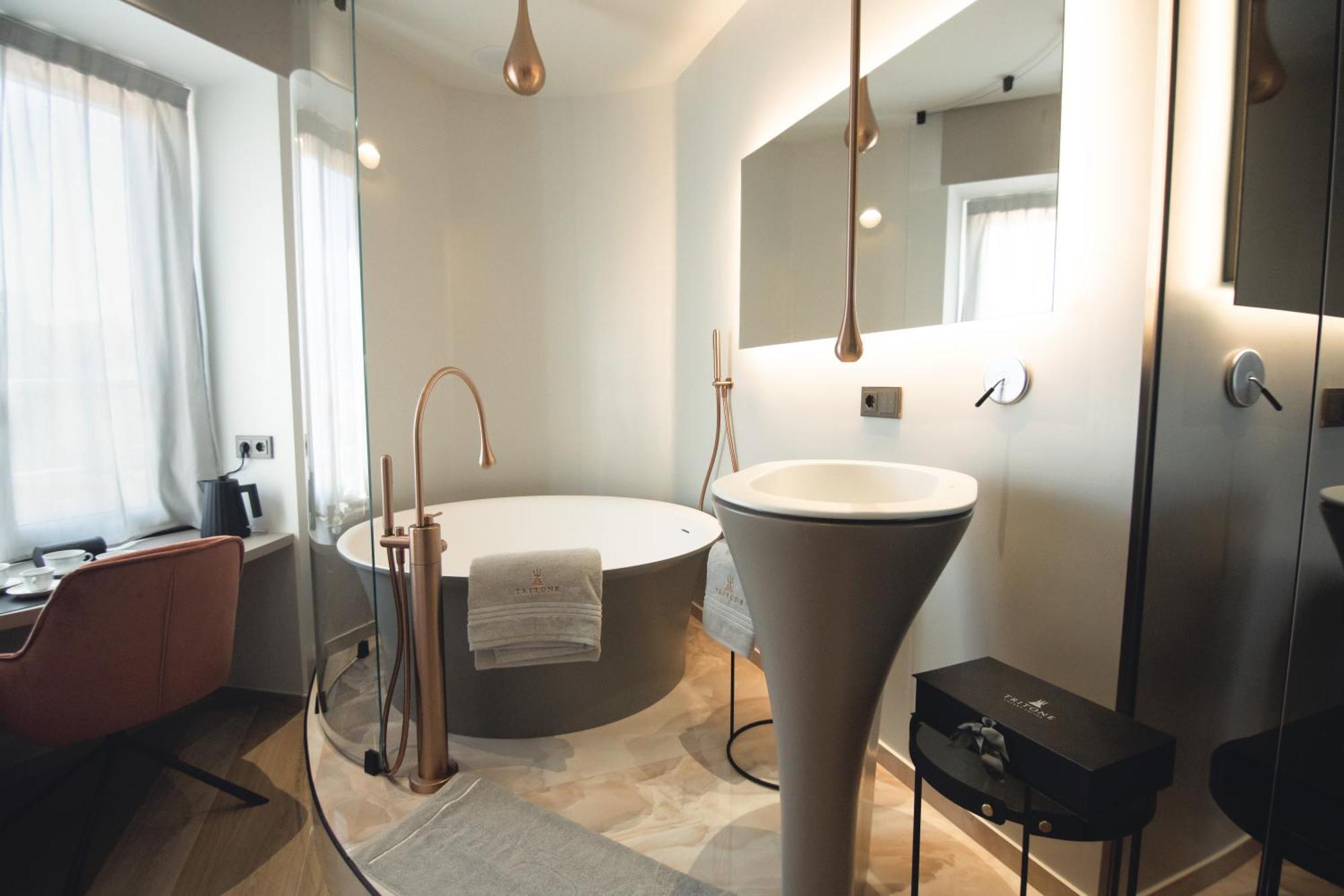 Deluxe Double Room Bath