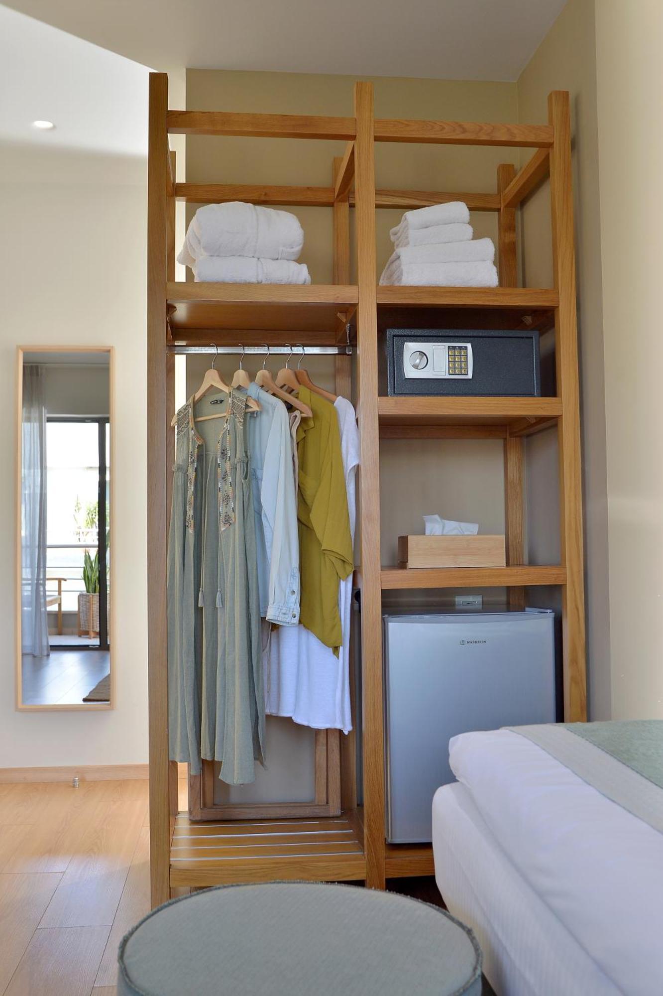 Junior Queen Room