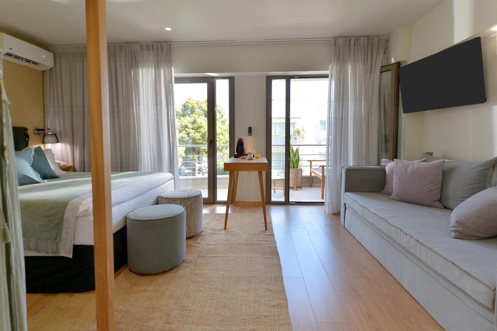 Junior Queen Room