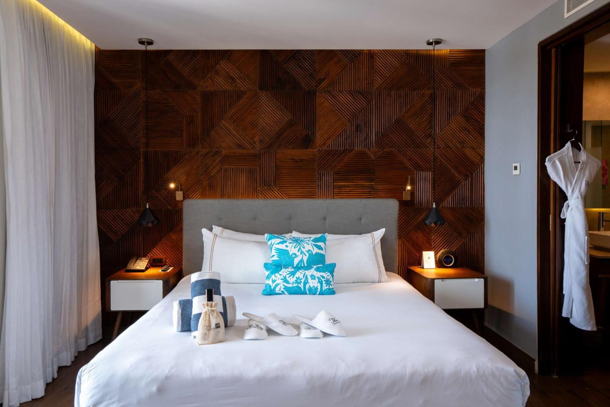 Two-Bedroom Suite with King Bed and Two Queen Beds