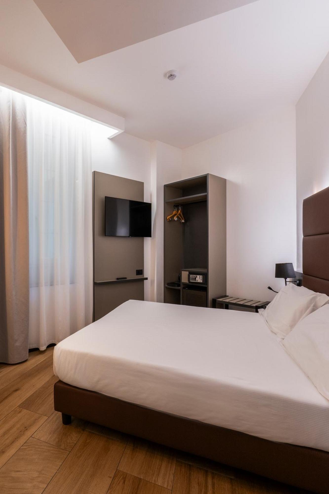 Double or Twin Room Private External Bathroom