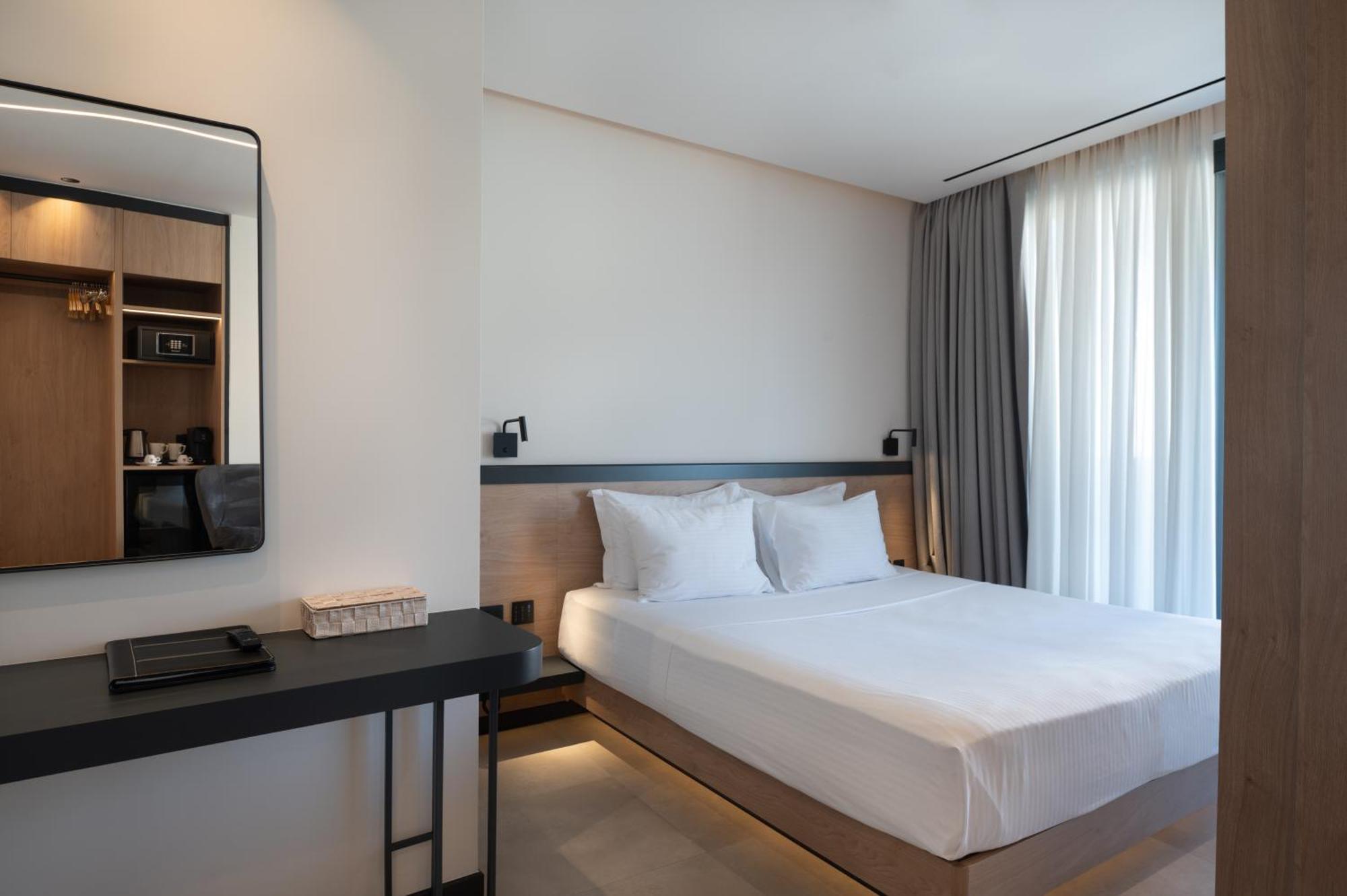 Deluxe Jacuzzi Suite