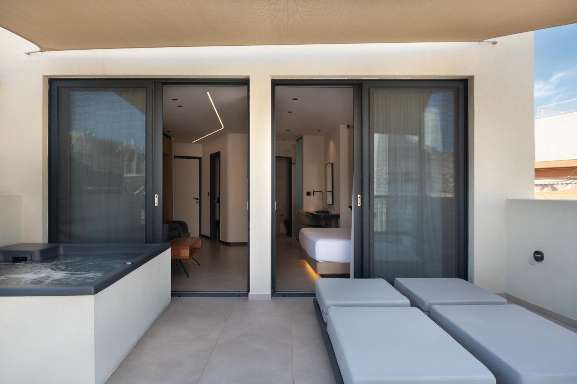 Deluxe Jacuzzi Suite