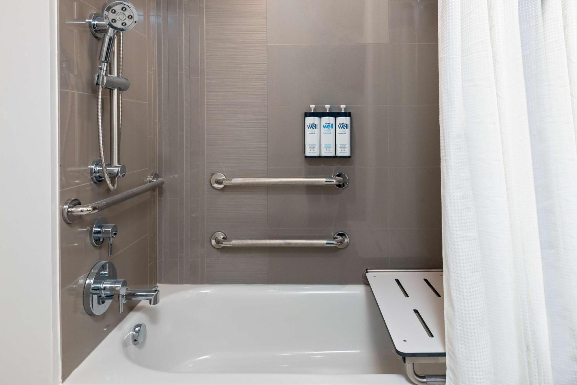 One-Bedroom King Suite with Sofa Bed, Kitchen and Tub - Disability Access