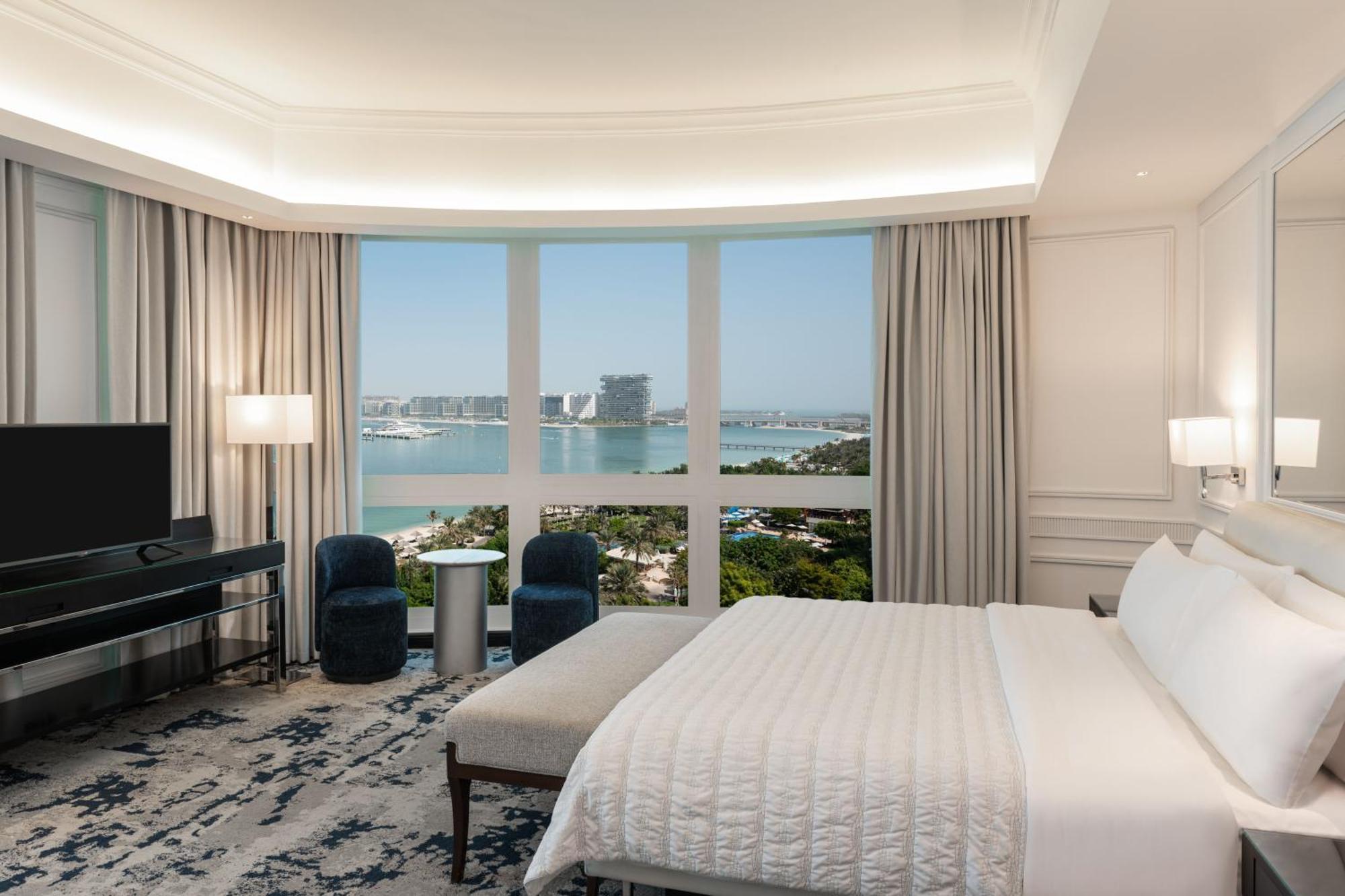Deluxe Suite Sea View Club lounge access 1 King Balcony
