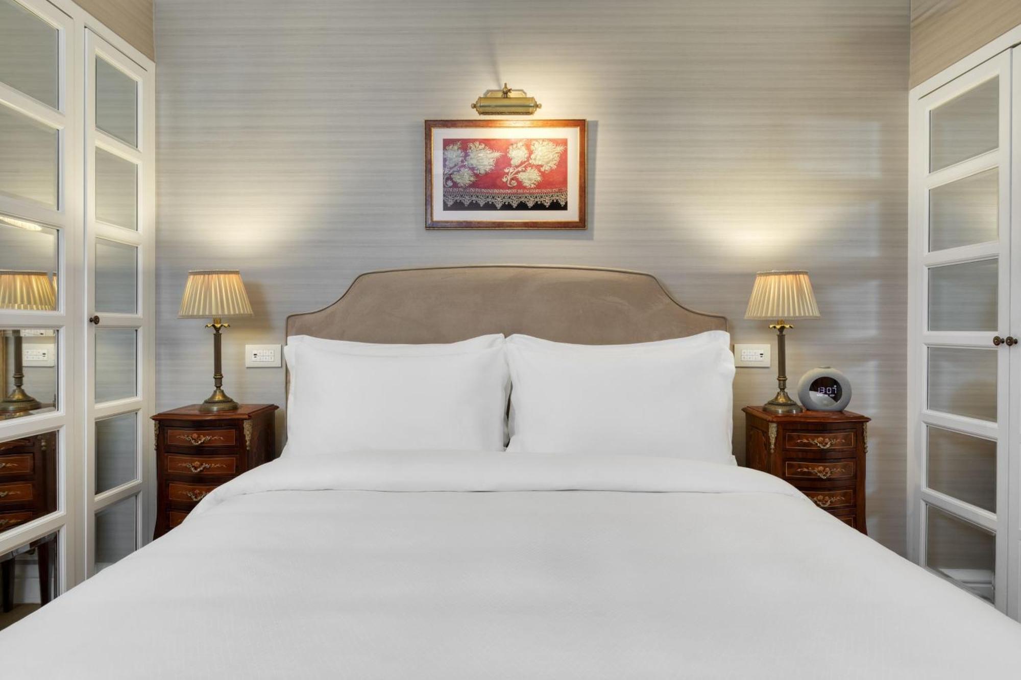 Deluxe Suite 1 Bedroom Suite 1 King Courtyard view