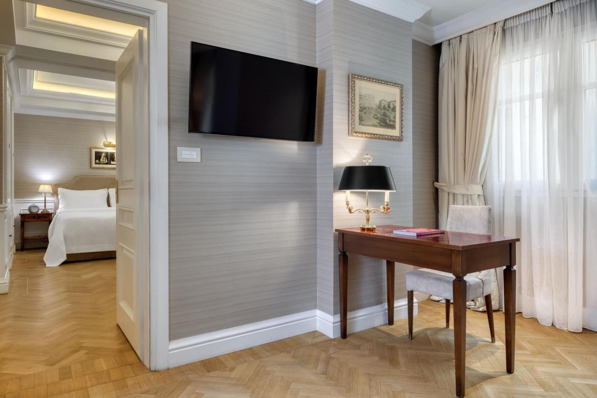 Deluxe Suite 1 Bedroom Suite 1 King Courtyard view