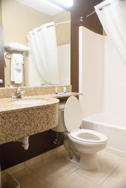 Deluxe Queen Room Bath Tub Mobility or Hearing Accessible Non-Smoking,154508864:JPEG