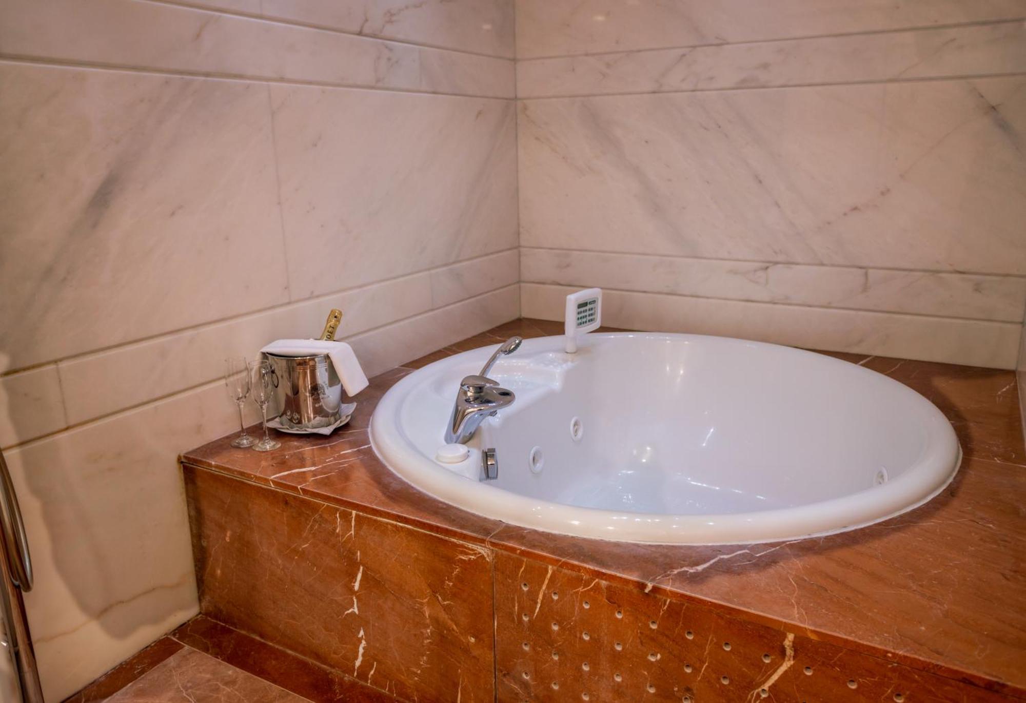 King Suite Whirlpool