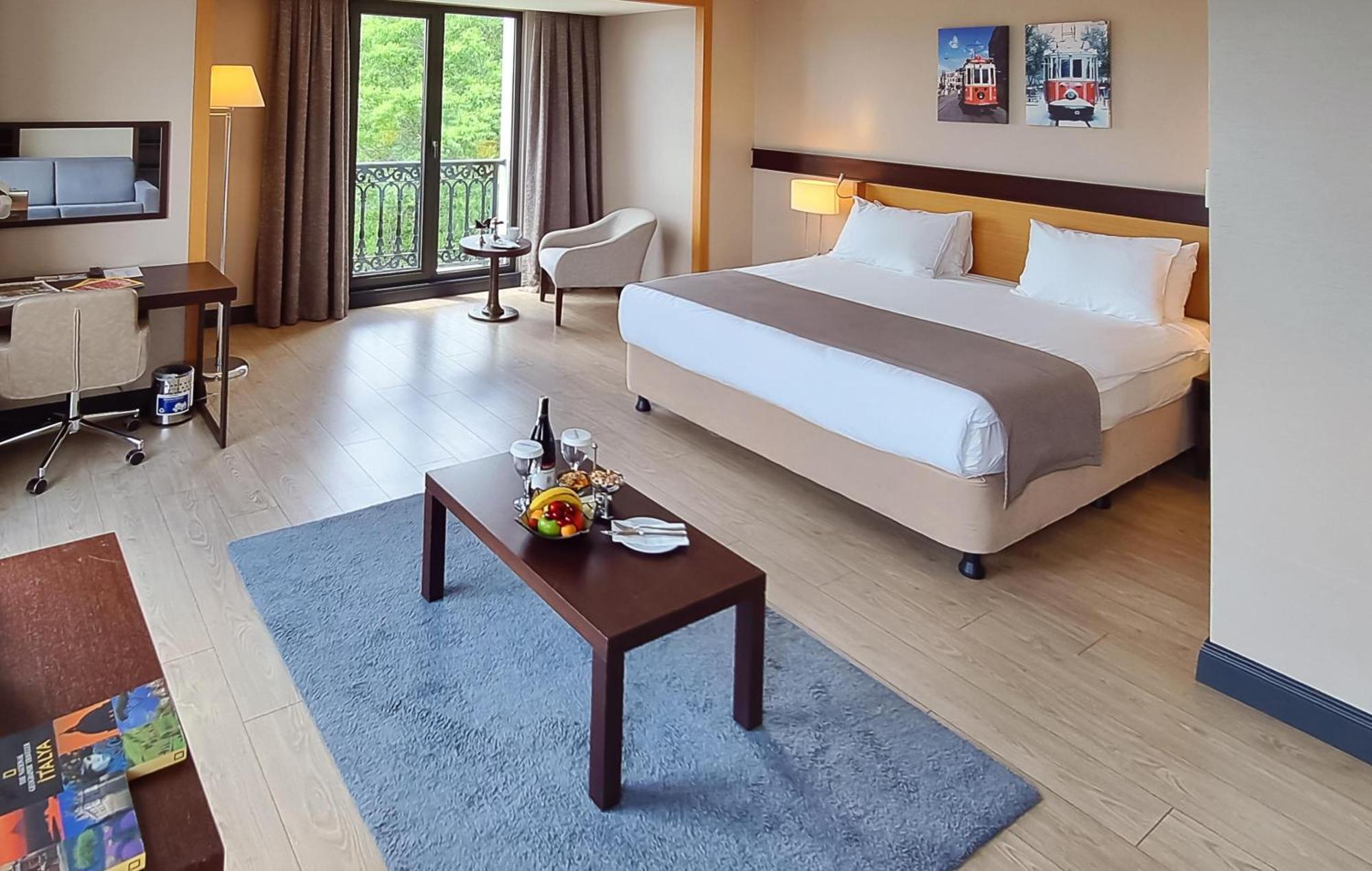 Deluxe Double Room with Partial Sea View
