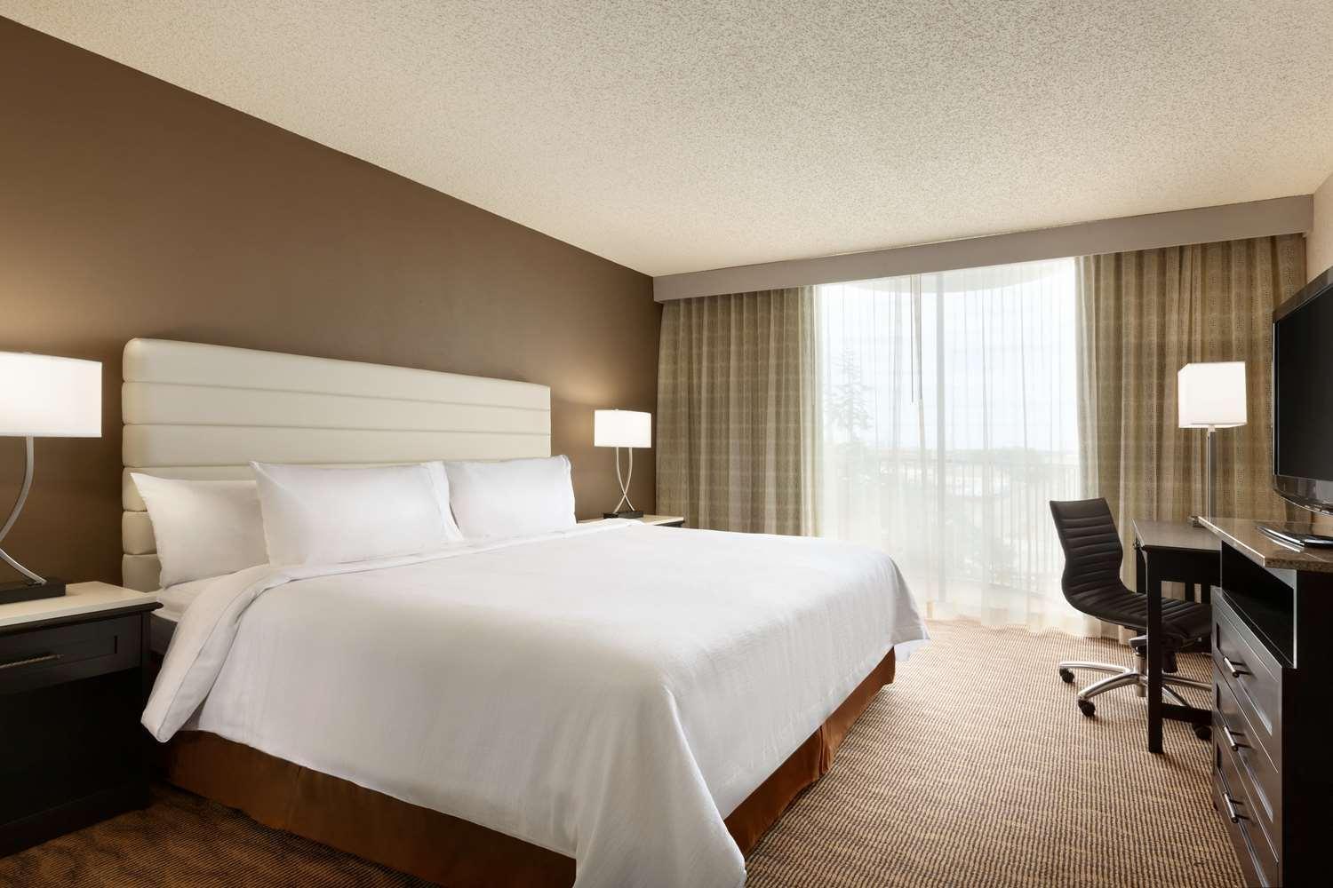 One-Bedroom King Suite - Hearing Access/Non-Smoking