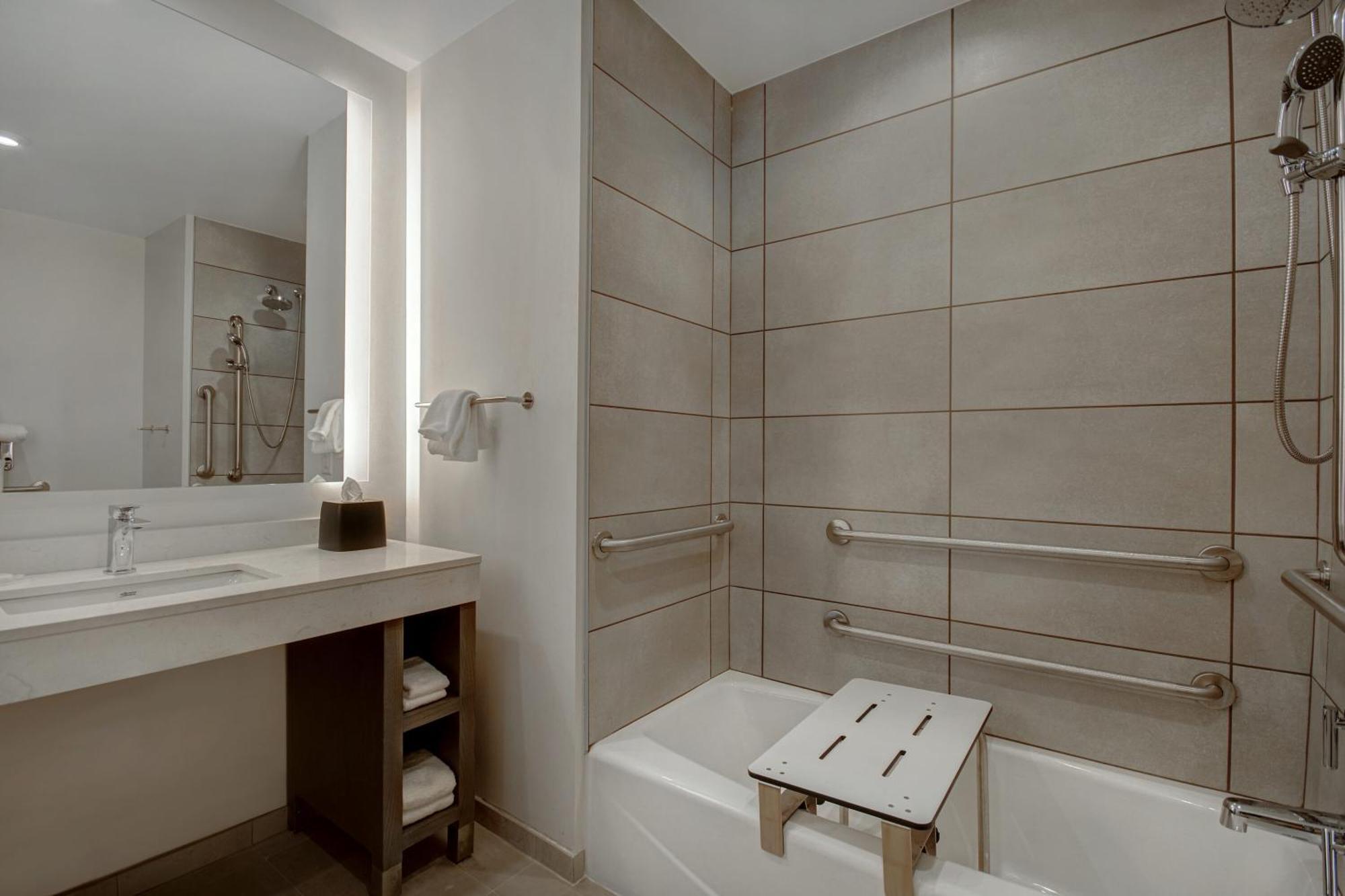 King Studio Suite with Sofa Bed, Kitchen and Tub - Disability Access