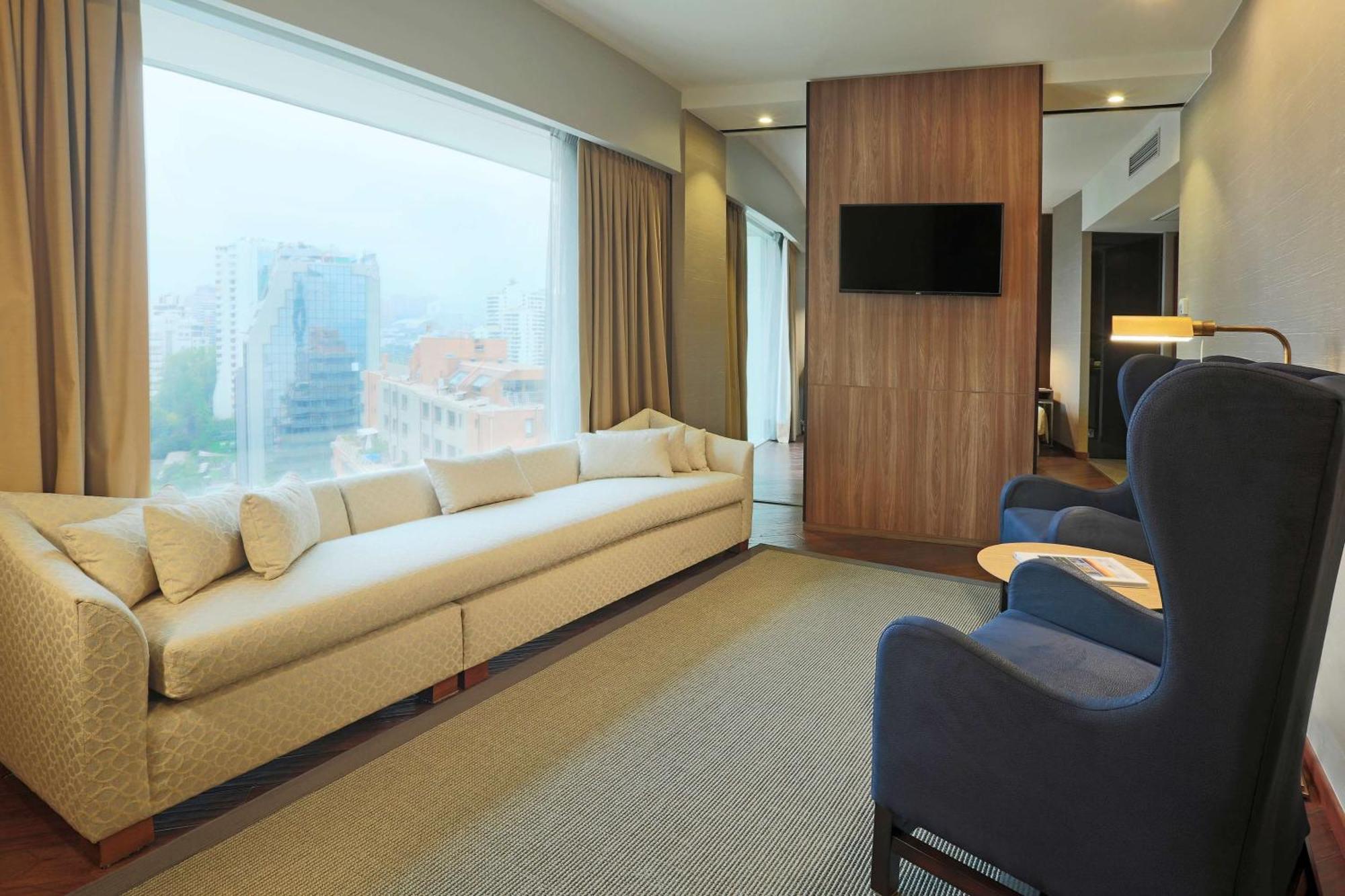 Junior King Suite Seating Area