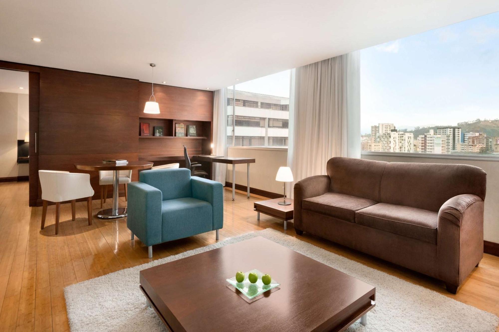 1 King Bed Executive Suite Premium