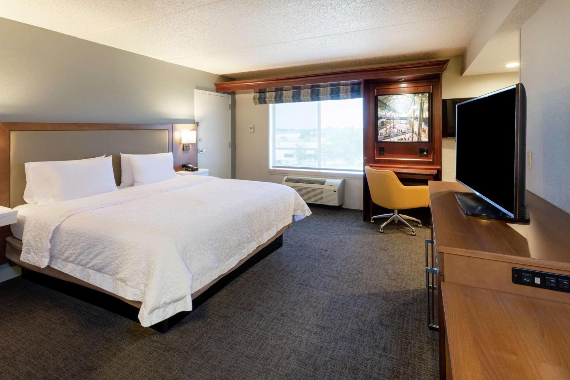 Deluxe King Room with Sofa Bed - Non-Smoking
