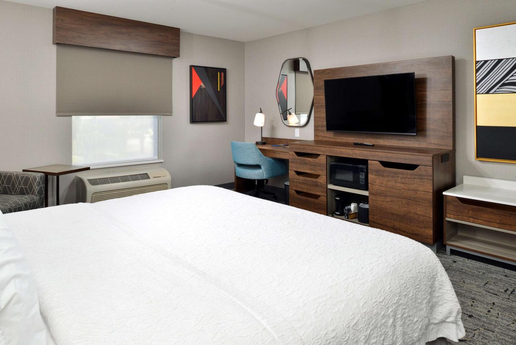 King Room Accessible Tub Mobility Hearing Access or Non-Smoking