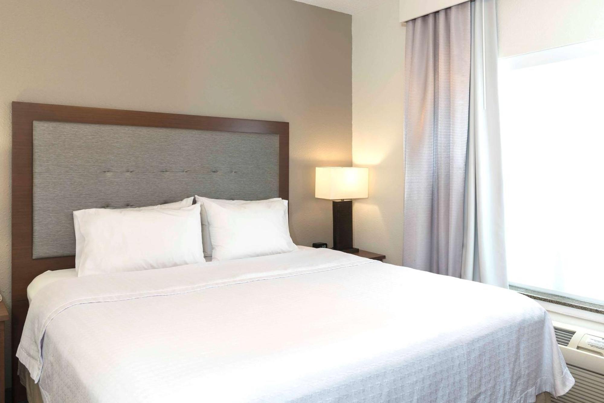 One-Bedroom King Suite - Non-Smoking