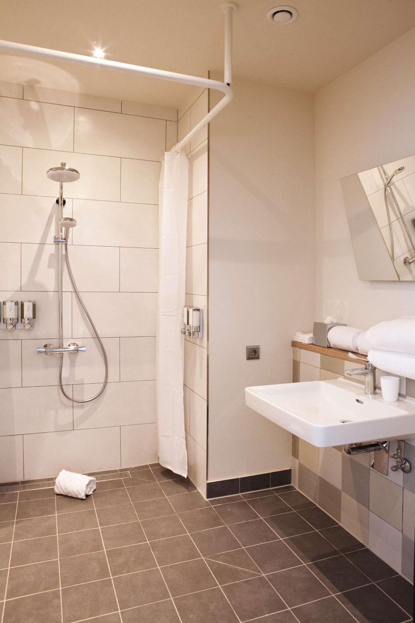 Queen Room Accessible