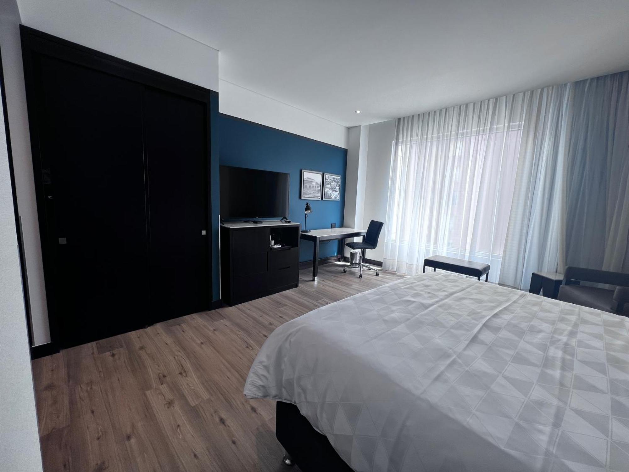 Standard King Room Accessible