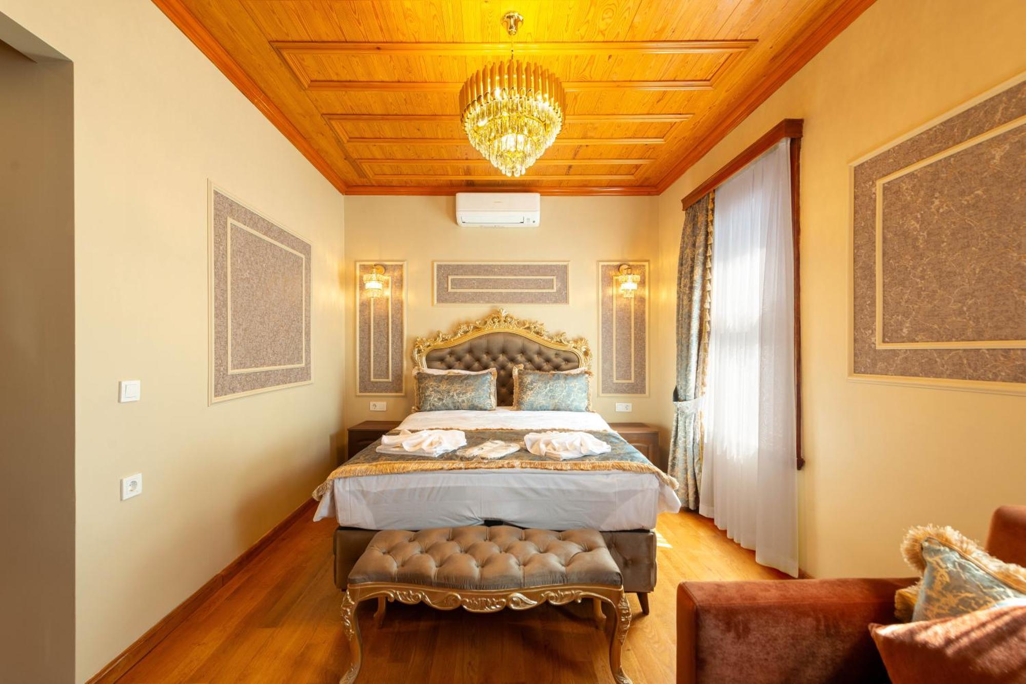 Deluxe Double Room (2 Adults + 1 Child)