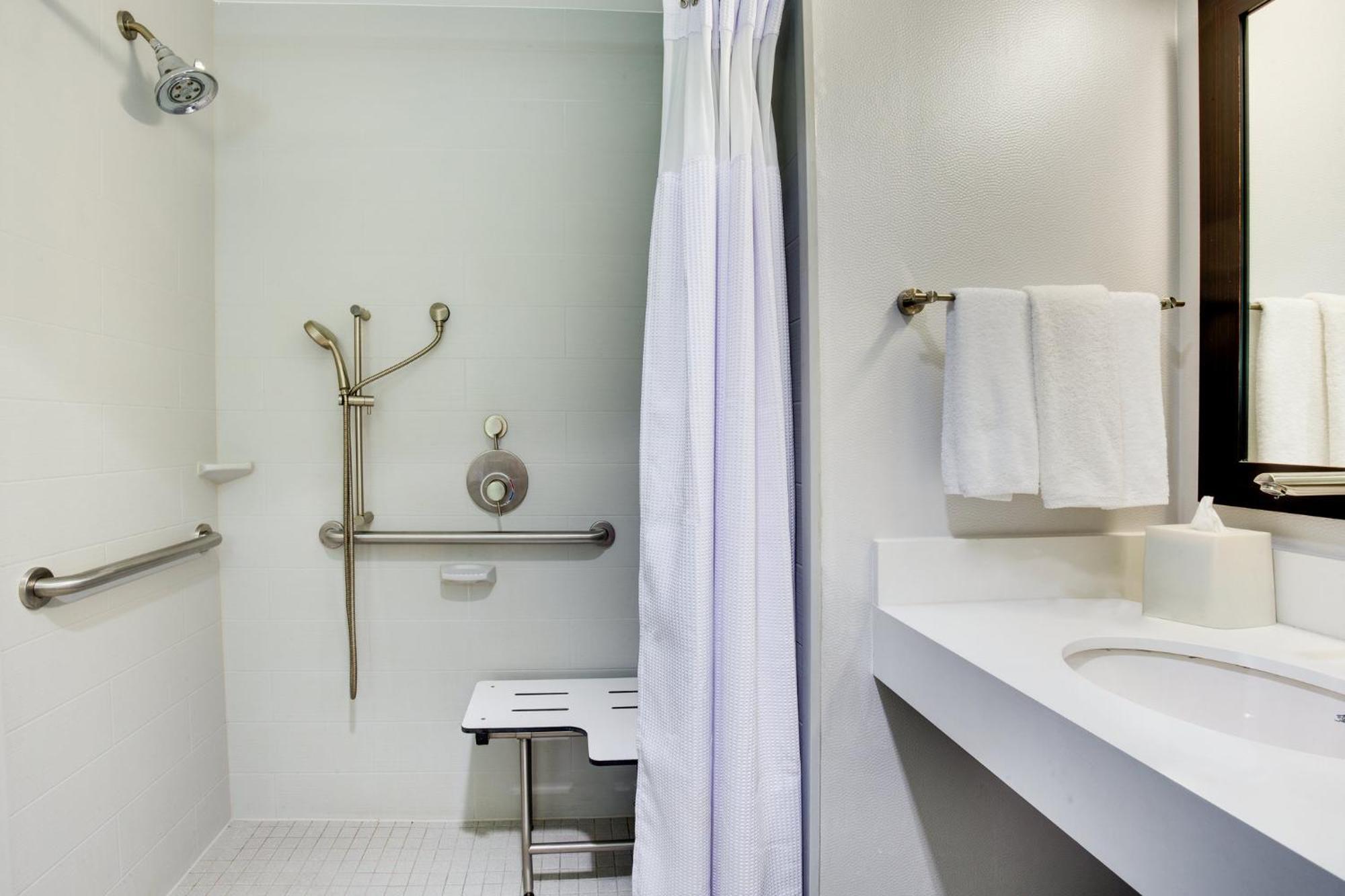 Standard Queen Room Two Queen Beds Mobility Accessible Tub