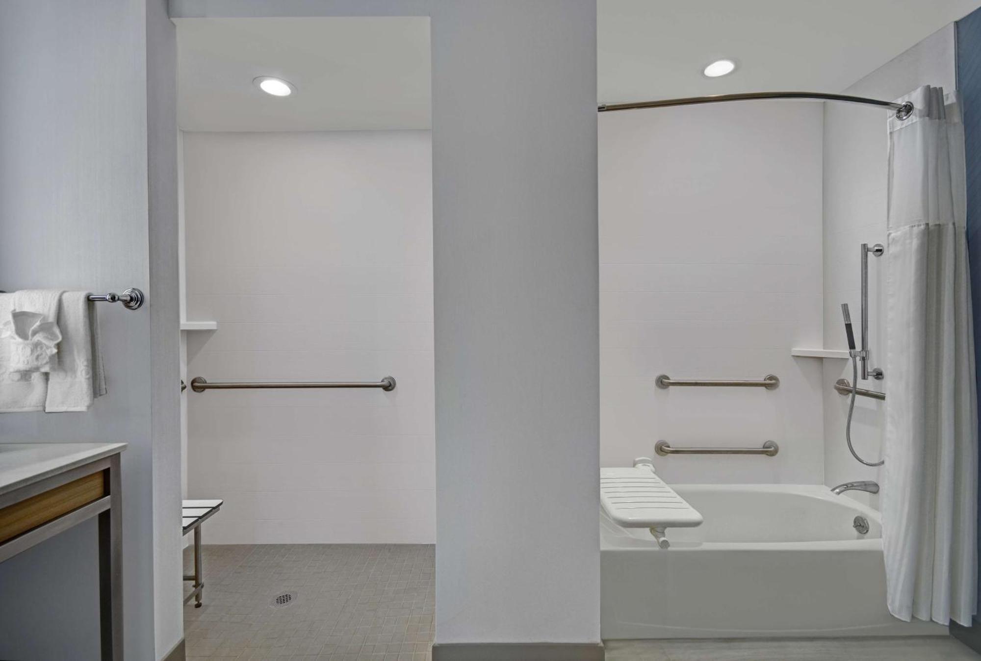 King Room with Mobility Accessible Tub