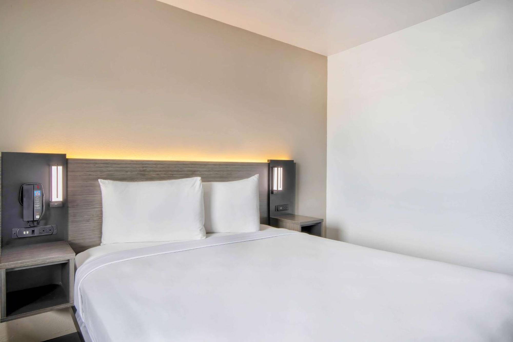Queen Room,1557792337:JPEG