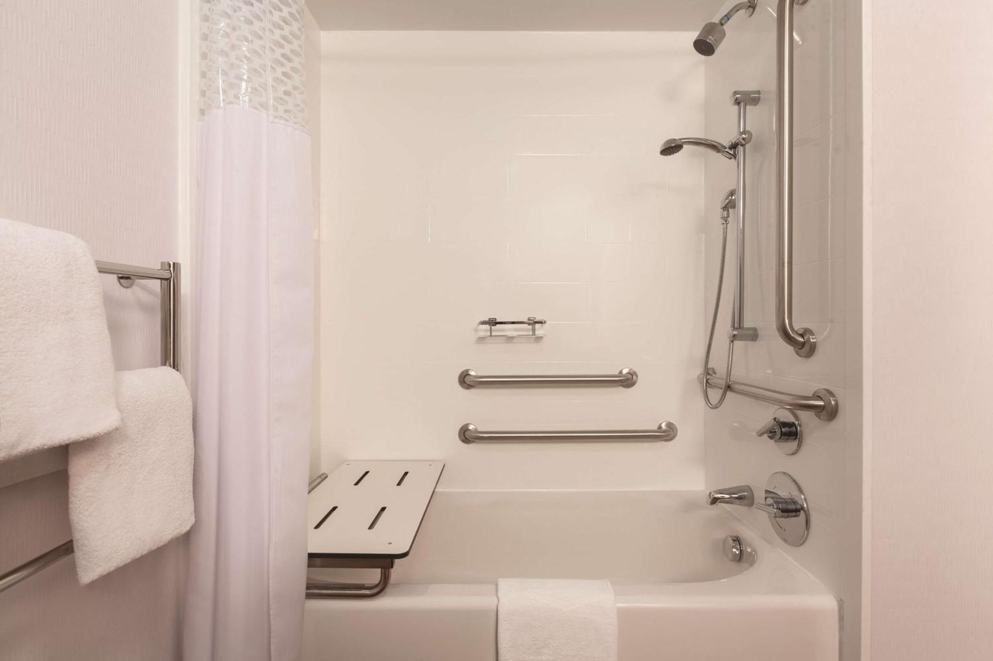 Double Room Bath Tub Mobility Access or Non-Smoking,1557905869:JPEG