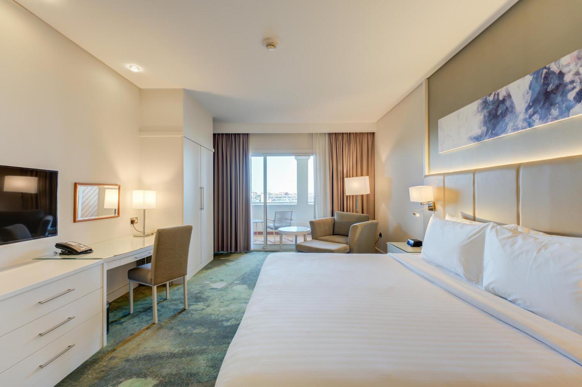 Lake View Balcony Premium King Room Shuttle Service to JBR Beach Access to The Market Mall