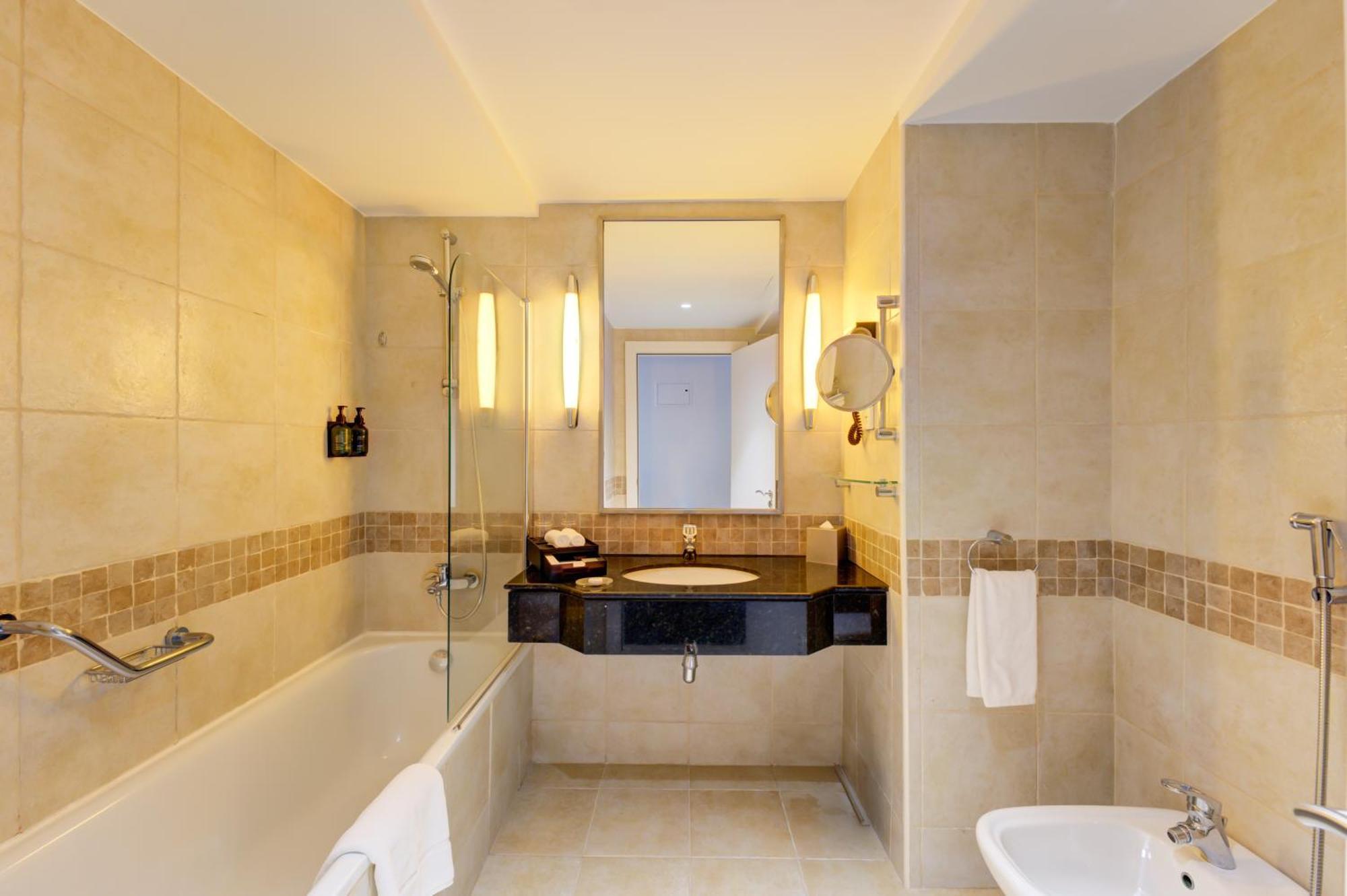 Lake View Balcony Premium Twin Room Shuttle Service to JBR Beach Access to The Market Mall