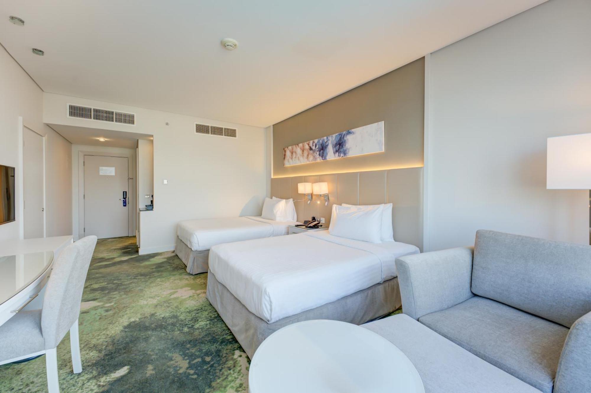 Lake View Balcony Premium Twin Room Shuttle Service to JBR Beach Access to The Market Mall