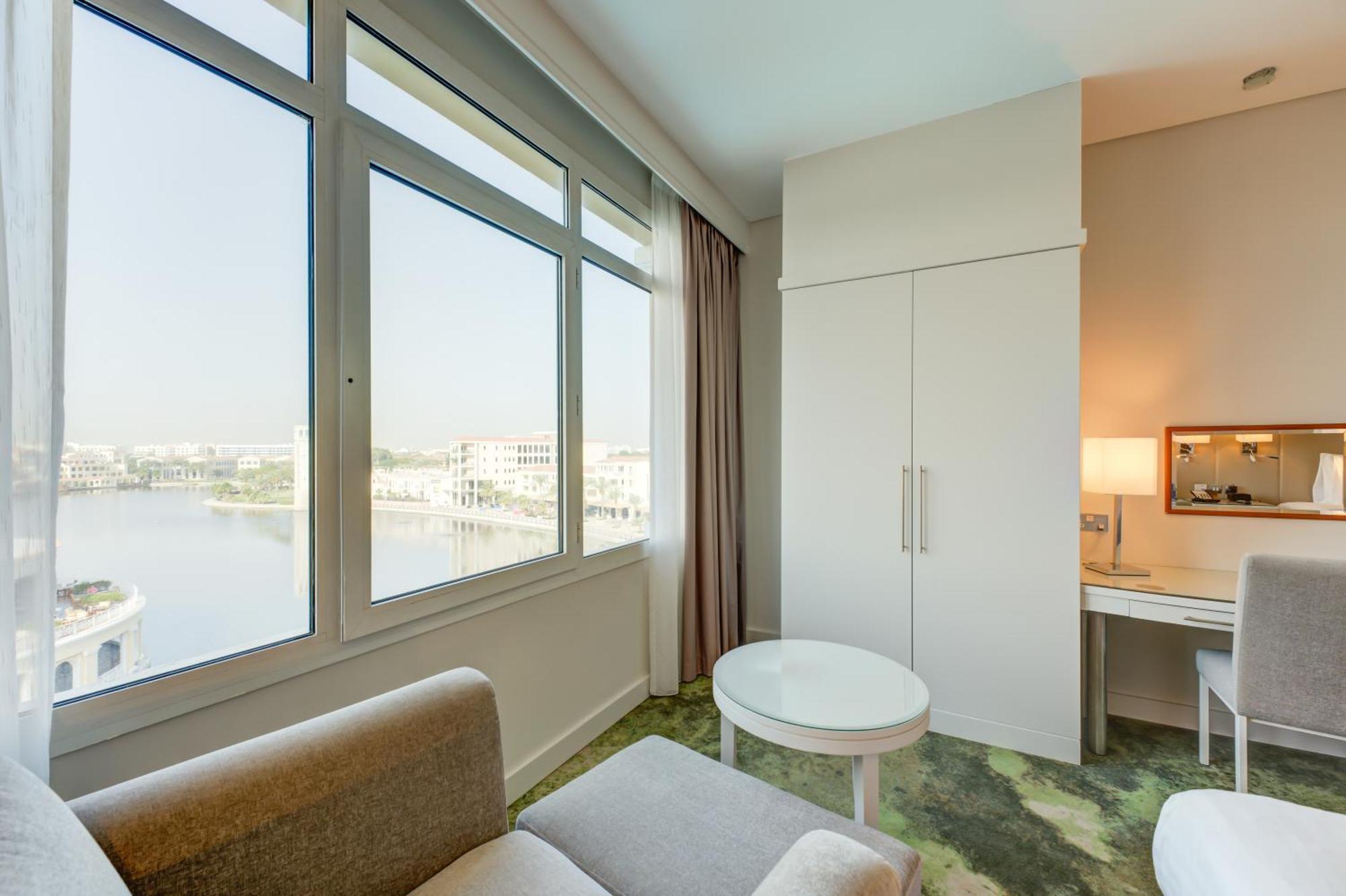 Lake View Deluxe King Room Shuttle Service to JBR Beach Access to The Market Mall