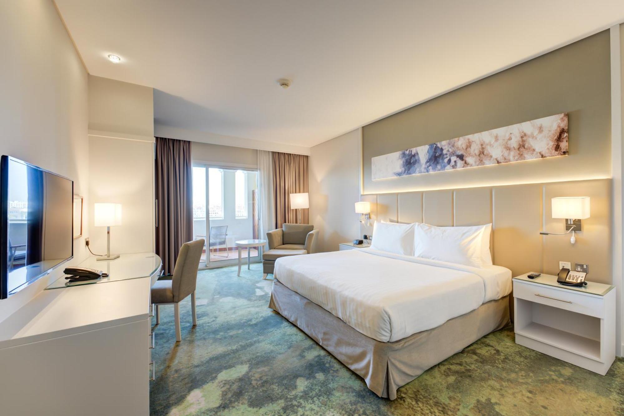 Lake View Balcony Premium King Room Shuttle Service to JBR Beach Access to The Market Mall