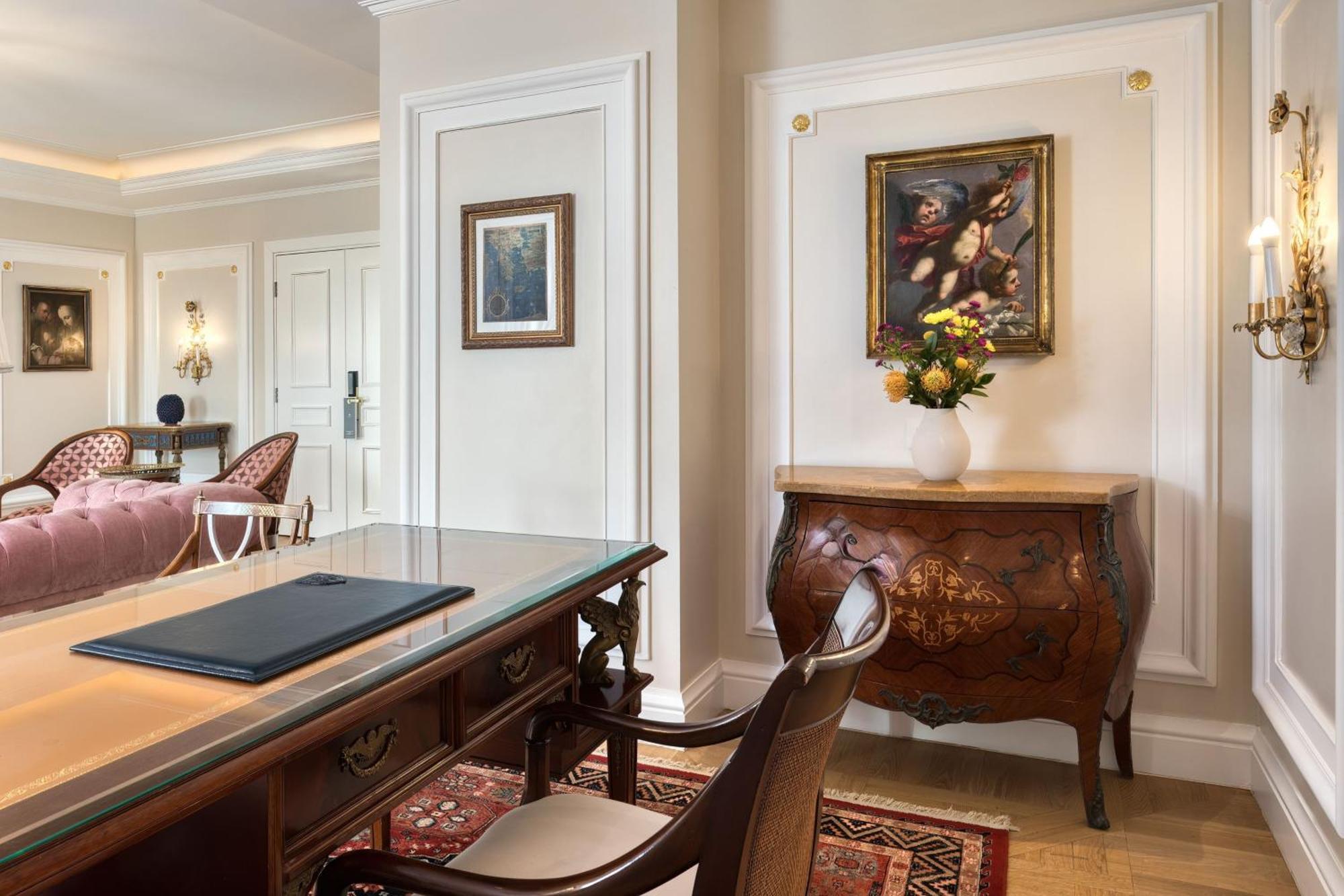 Executive Acropolis Suite 1 Bedroom Suite 1 King City view