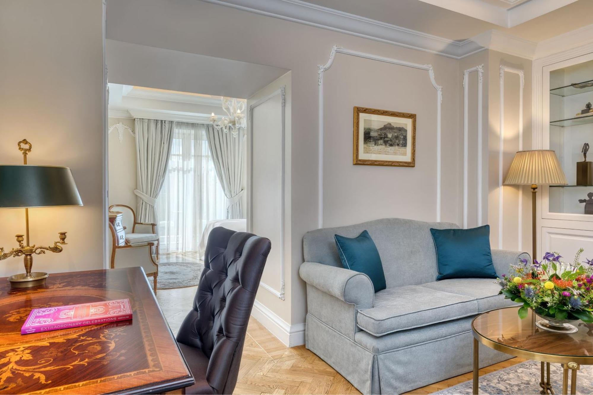 Grand Suite 1 Bedroom Suite 1 King City view