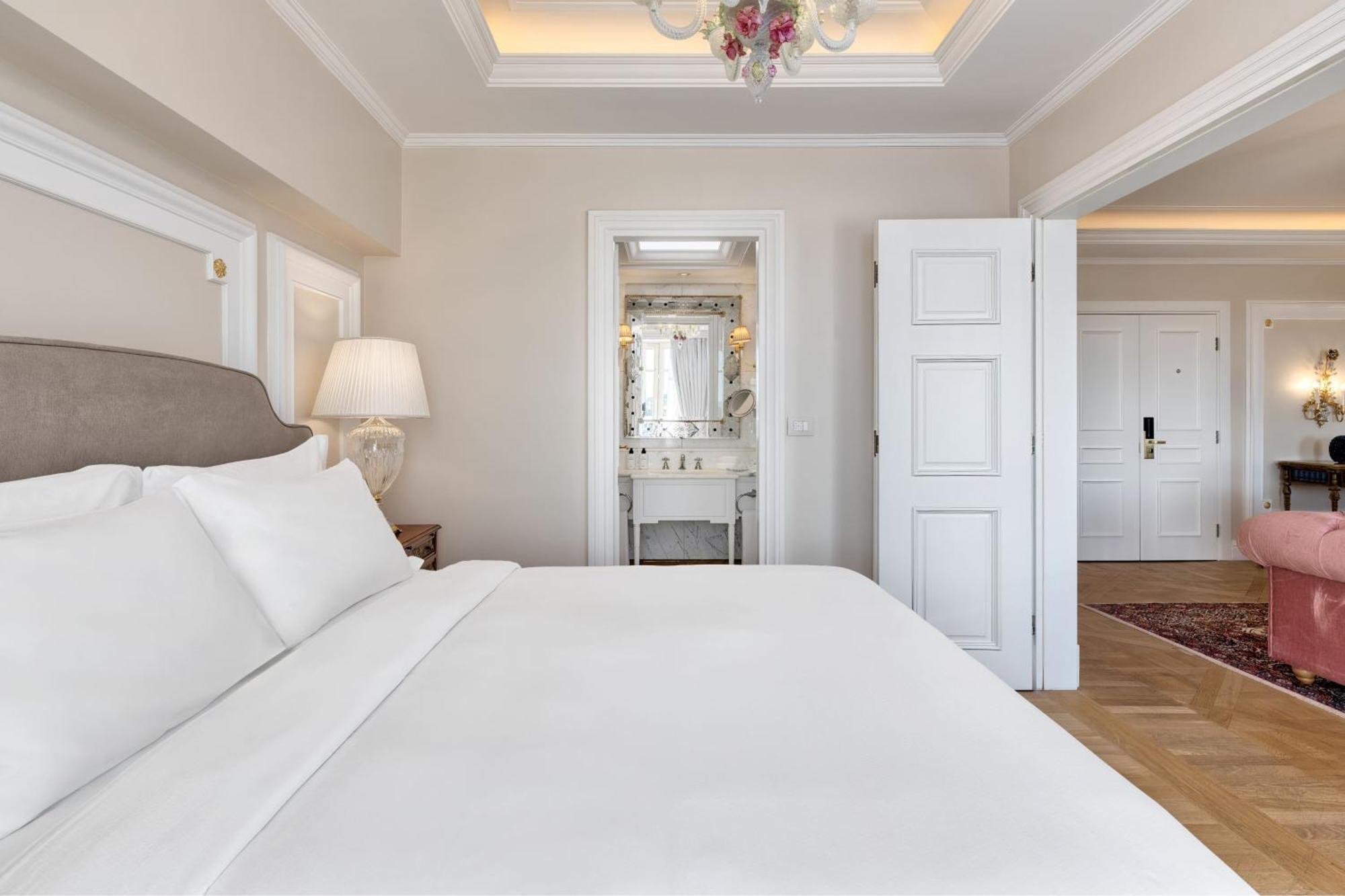 Executive Acropolis Suite 1 Bedroom Suite 1 King City view