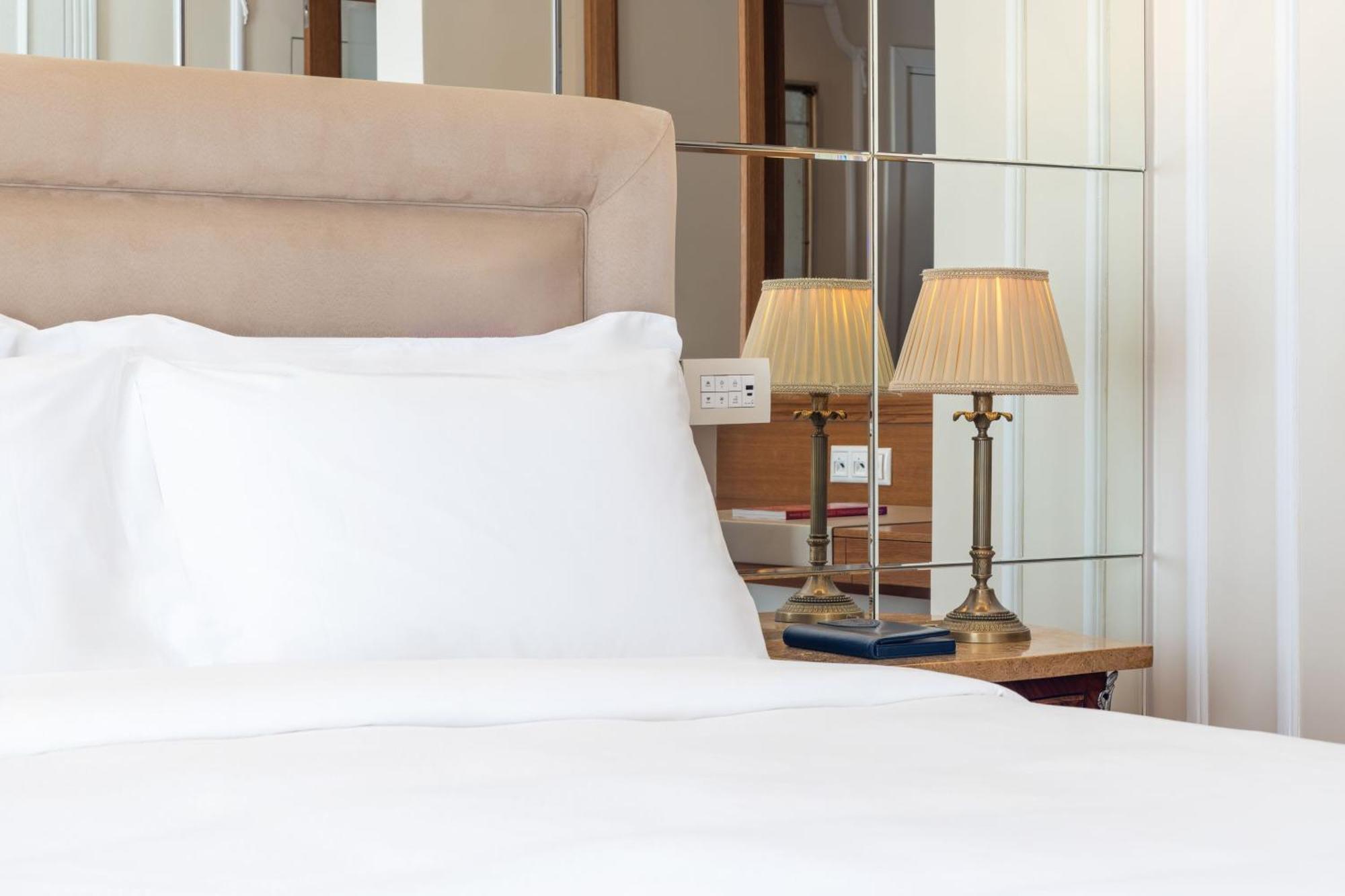 Grand Acropolis Suite 1 Bedroom Suite 1 King City view