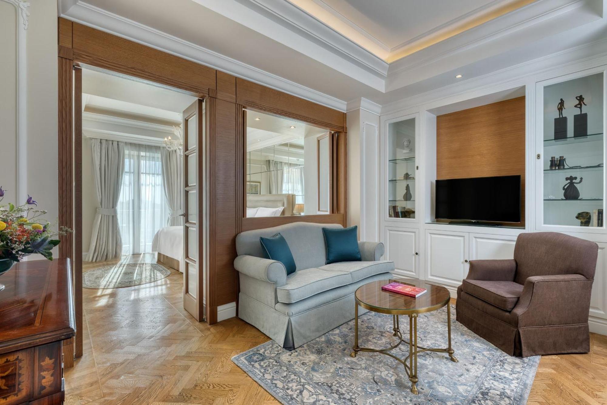 Grand Acropolis Suite 1 Bedroom Suite 1 King City view