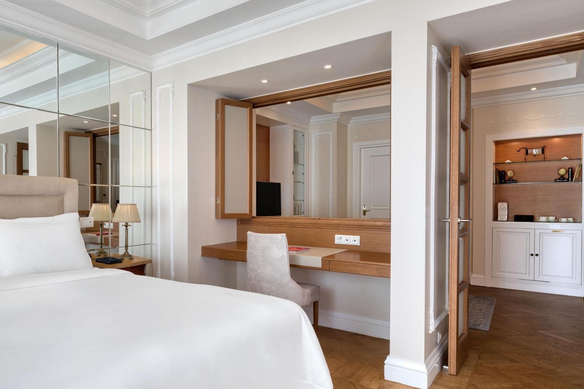 Grand Acropolis Suite 1 Bedroom Suite 1 King City view