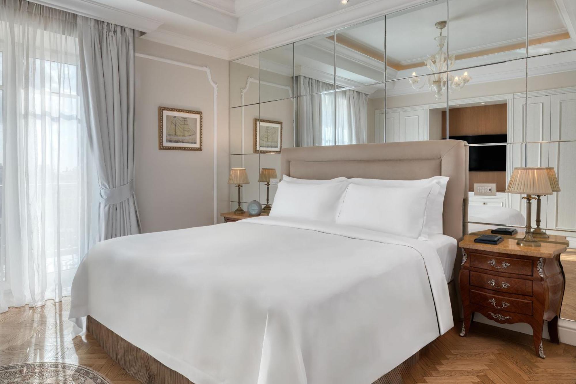 Grand Acropolis Suite 1 Bedroom Suite 1 King City view