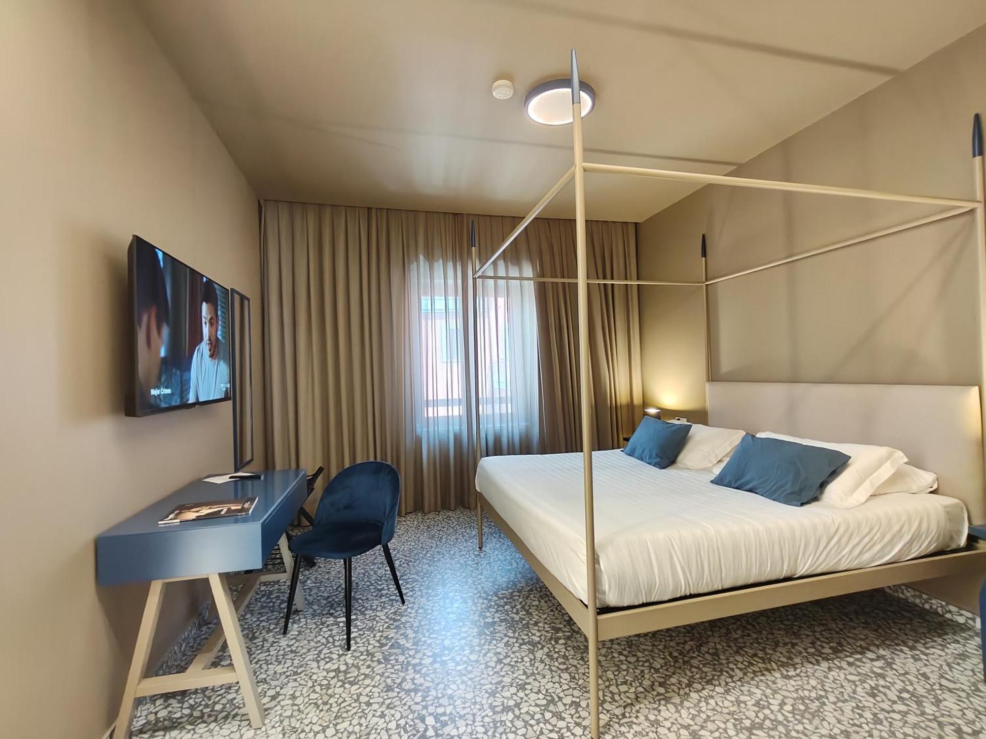 Standard Queen Room