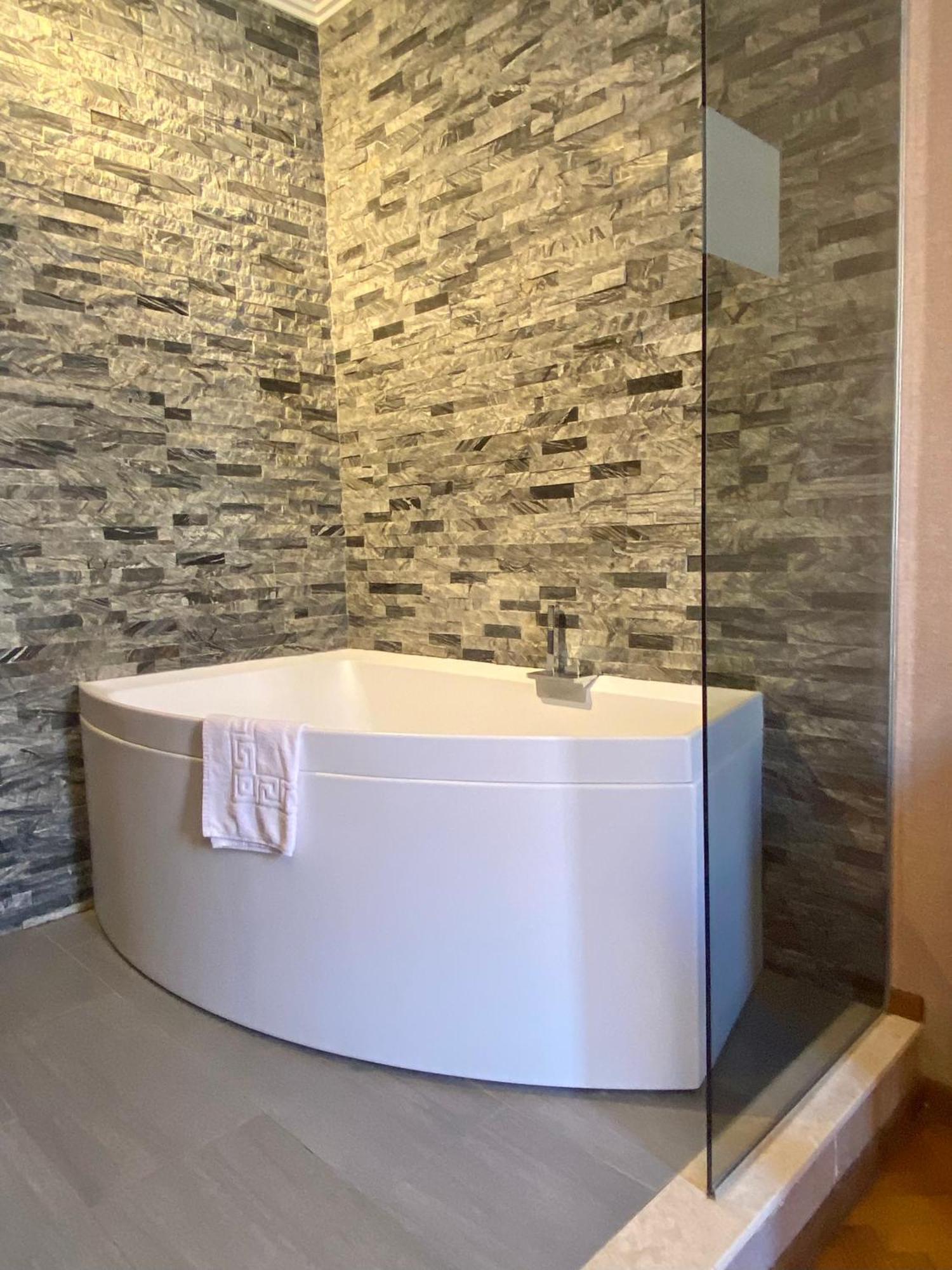 Deluxe Double Room Bath