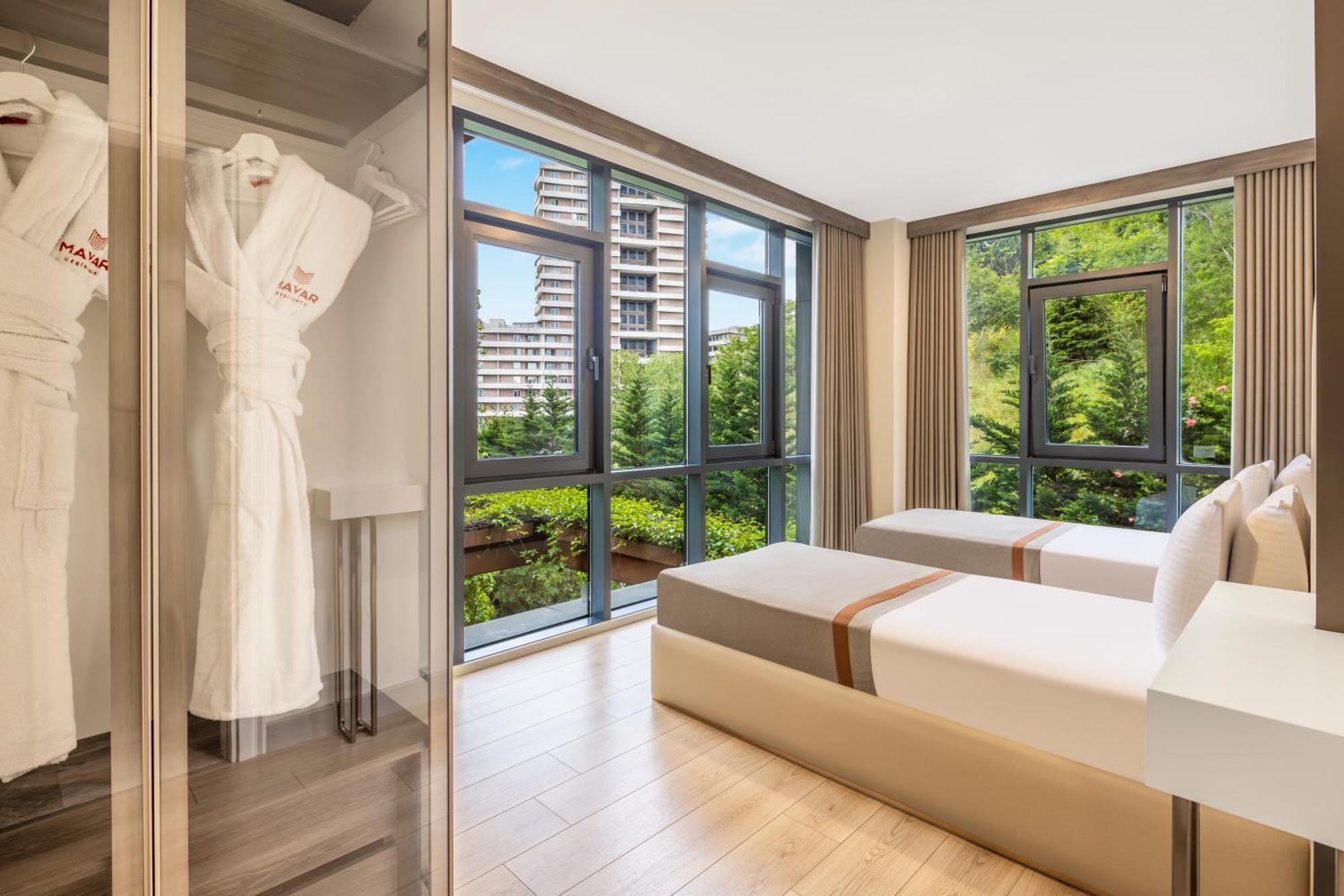 Deluxe Three-Bedroom Apartment with Balcony