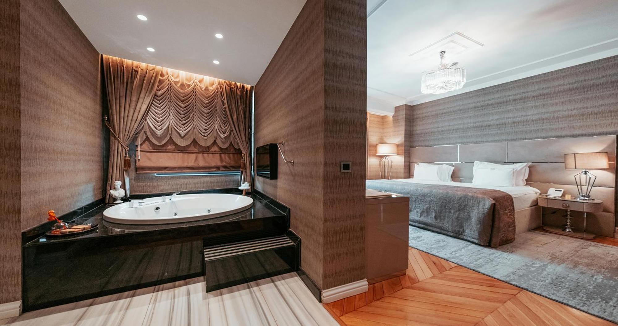 Deluxe Suite with Jacuzzi
