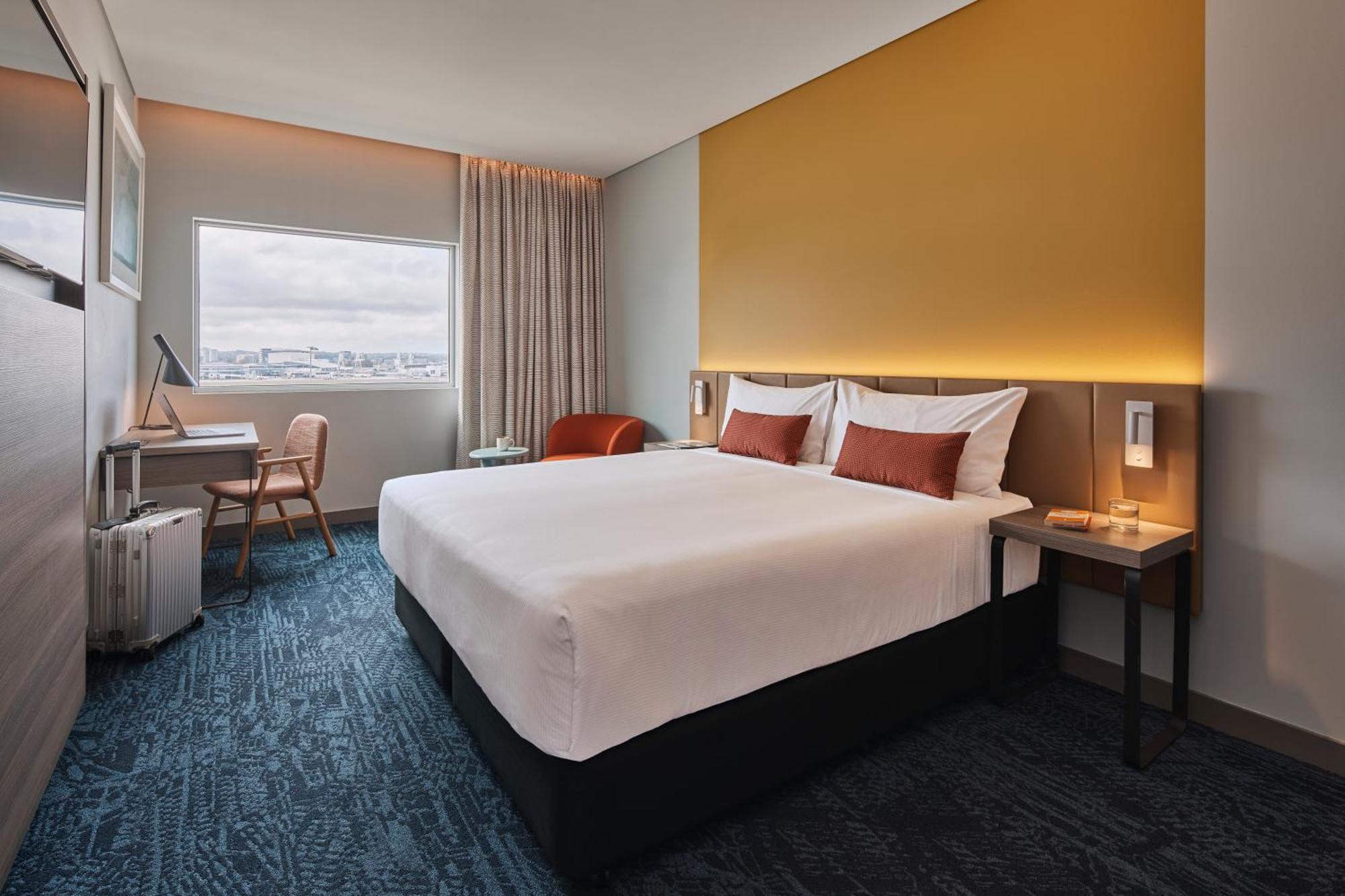 Deluxe Airport View King Room Plane Spotting